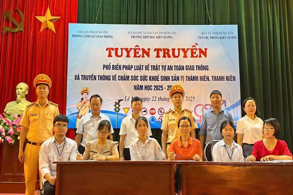 Đại diện cán bộ, giáo viên, học sinh của nhà trường THPT Bắc Kiến Xương ký cam kết chấp hành nghiêm các quy định về trật tự, an toàn giao thông.