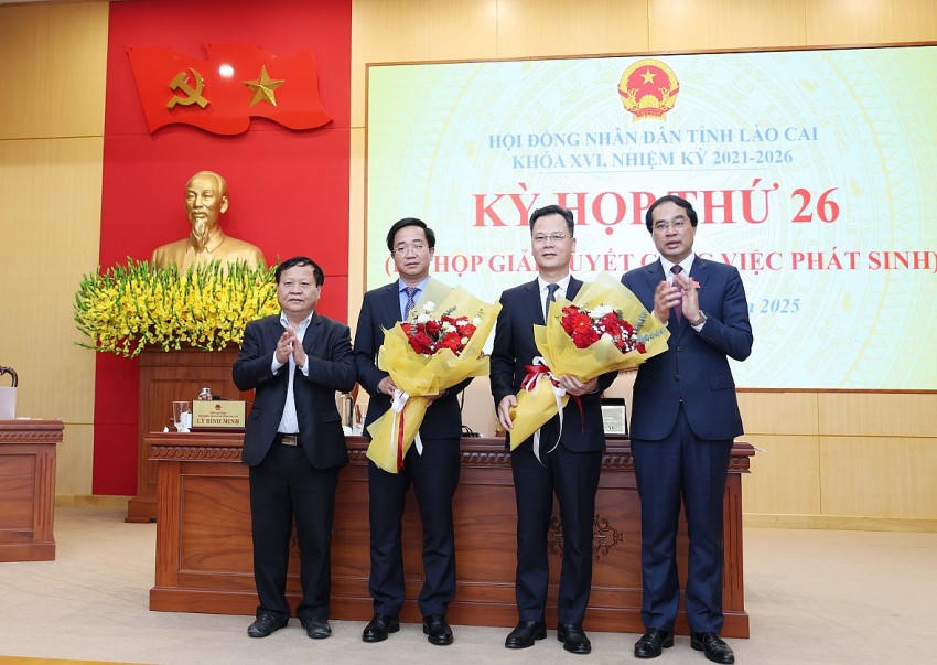 Lãnh đạo Tỉnh ủy và UBND tỉnh tặng hoa chúc mừng đồng chí Nguyễn Thành Sinh (người đứng từ phải qua trái) tại kỳ họp thứ 26 HĐND tỉnh Lào Cai khóa XVI. Ảnh: Báo Lào Cai