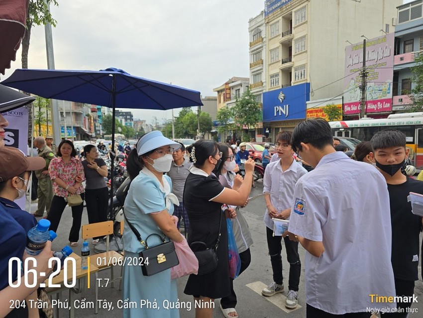 Các thí sinh đến điểm thi Trường THPT Cẩm Phả trong buổi thi đầu tiên sáng 1/6.