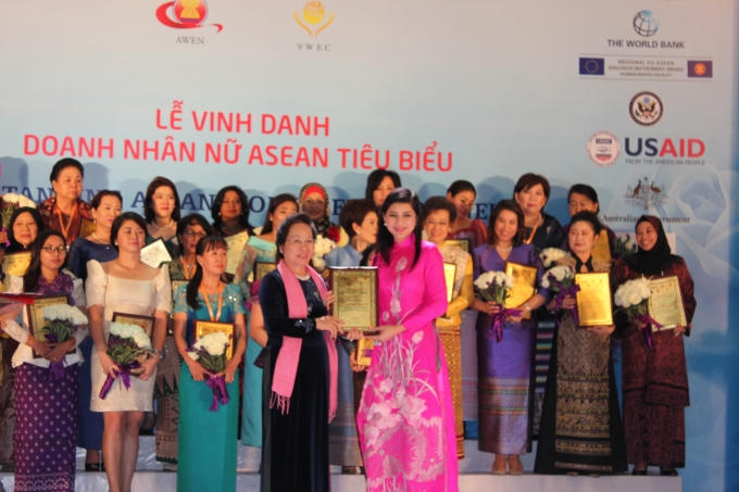 Phó chủ tịch nước Nguyễn Thị Doan trao Bảng vinh danh cho doanh nhân tiêu biểu Lê Hồng Thủy Tiên của Việt Nam.