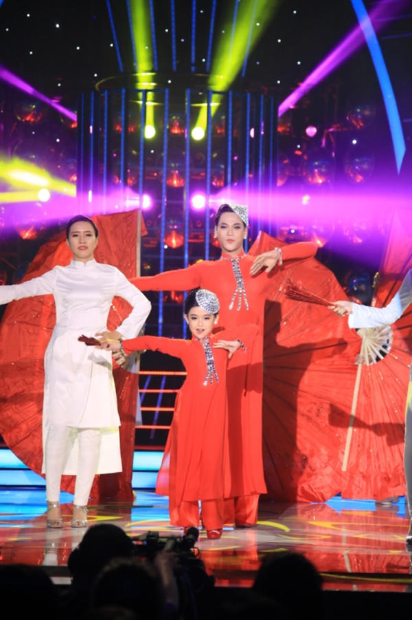 Bé Bảo Ngọc - Phan Ngọc Luân đầy cuốn hút trên sân khấu. Ảnh: Internet