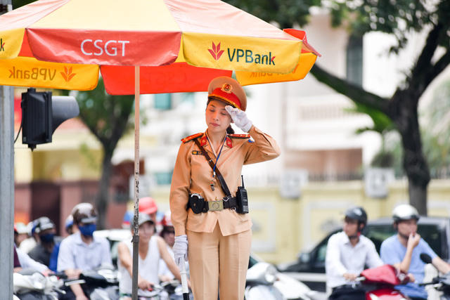 Phút mệt mỏi của nữ CSGT khi làm nhiệm tại điểm nút giao thông giờ cao điểm. Thượng uý Hà cho biết, công việc này không quản mưa nắng. Những ngày nắng nóng đỉnh điểm hay mưa rét, cô và các đồng đội vẫn phải duy trì nhiệm vụ như bình thường, thậm chí càng phải làm việc tích cực hơn.
