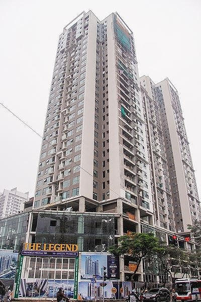 Đường Nguyễn Tuân (quận Thanh Xuân, Hà Nội) dù chỉ dài khoảng 1km và rộng khoảng 6m nhưng hàng ngày đang phải gánh tải cho hơn 20 tòa nhà chung cư cao tầng.