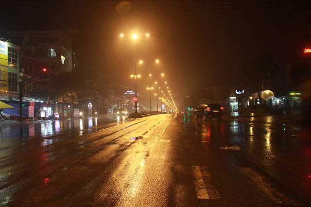 Đường phố Đông Hà vắng lặng sau 23h đêm đầu năm.