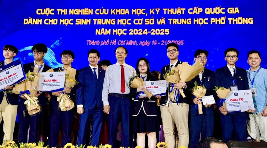 Thứ trưởng Bộ GD&ĐT Phạm Ngọc Thưởng chụp hình lưu niệm với đoàn học sinh Hà Nội, trong đó có 2 em Vũ Gia Minh và Lê Thảo Dương.