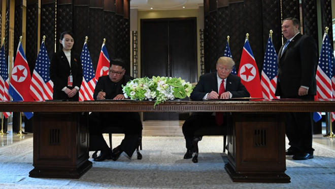 Tổng thống Mỹ Donald Trump và Chủ tịch Kim Jong-un của CHDCND Triều Tiên ký thỏa thuận tại Singapore vào năm ngoái