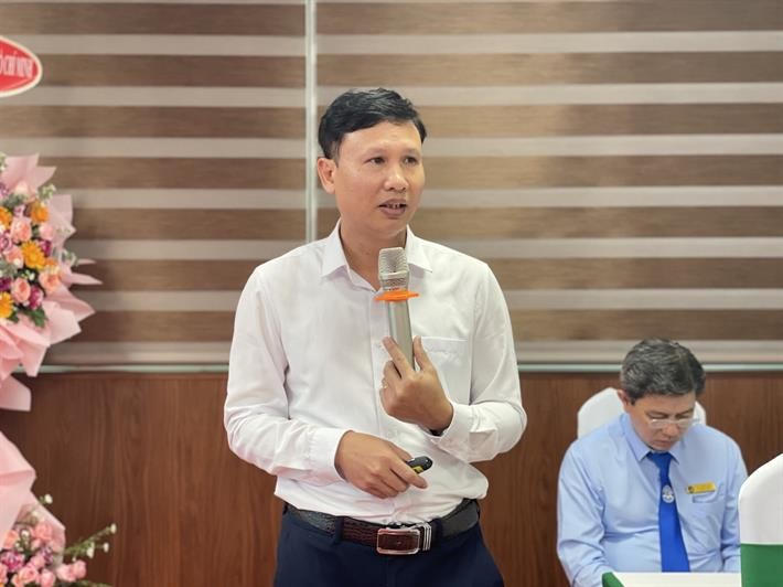 Đại diện các đơn vị giáo dục chia sẻ về công trình nghiên cứu.