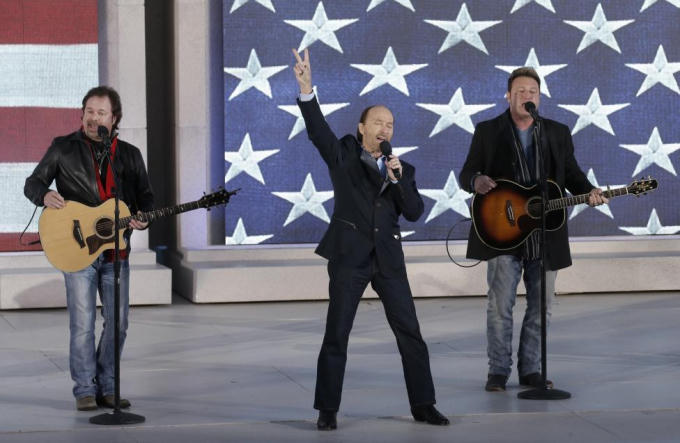 Ca sĩ Lee Greenwood hát bài "Tôi tự hào là người Mỹ" tại buổi hòa nhạc. (Ảnh: Reuters)