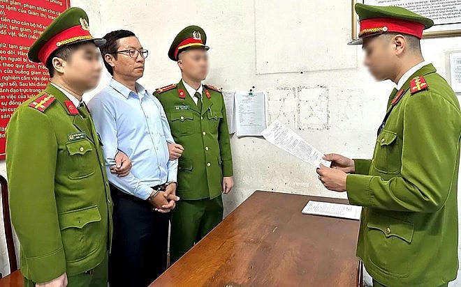 Cơ quan Cảnh sát điều tra, Công an tỉnh Quảng Ninh tống đạt các quyết định đối với Hoàng Anh Đức.