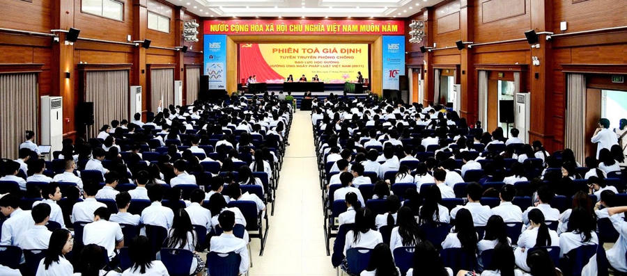 "Phiên tòa giả định" có sự tham gia của đông đảo học sinh tại Trường THCS và THPT Nguyễn Siêu.