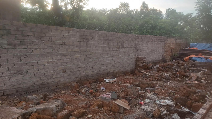 Bức tường gia đình ông Hồng xây dựng dẫn đến phát sinh tranh chấp