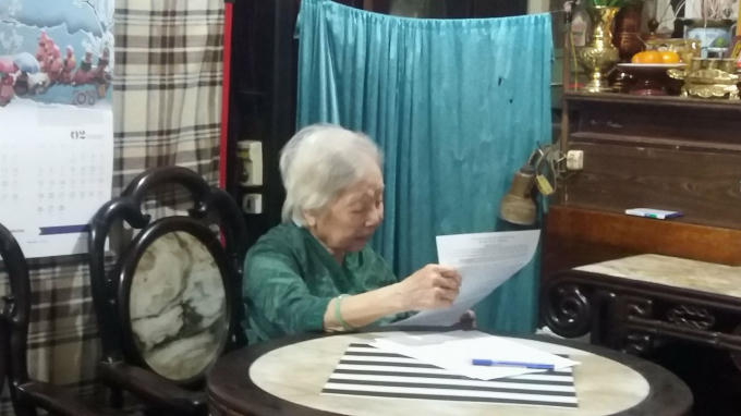 Cụ Trần Thị Chính và lá đơn kêu cứu gửi tới Tòa soạn Phapluatplus.vn.