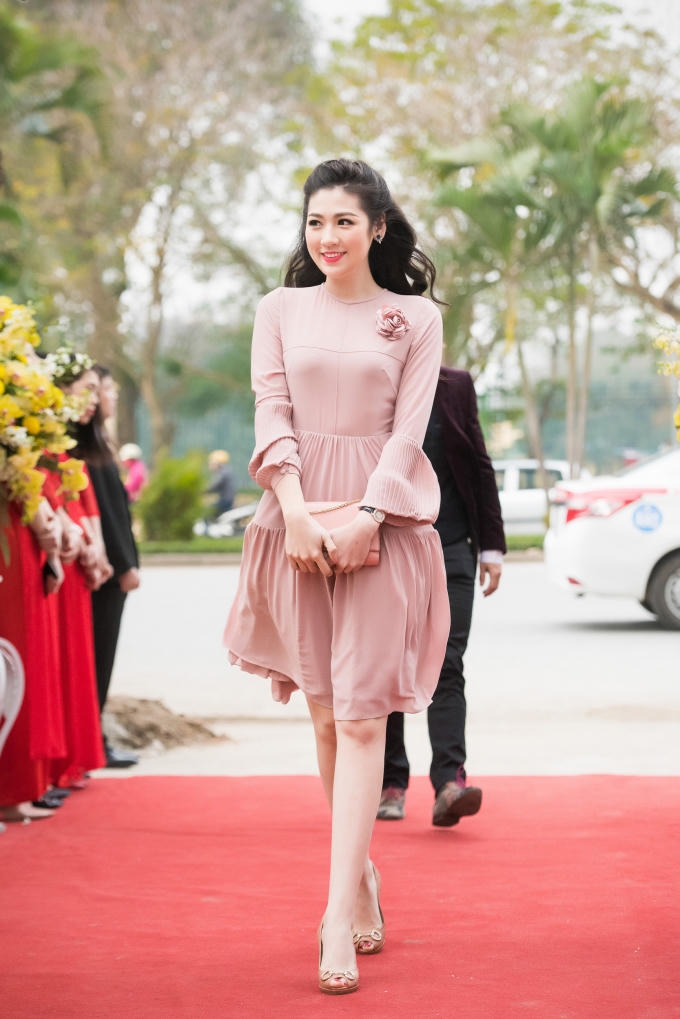 Á hậu Tú Anh  dịu dàng xuất hiện trong một sự kiện cuối tuần qua tại Hà Nội.