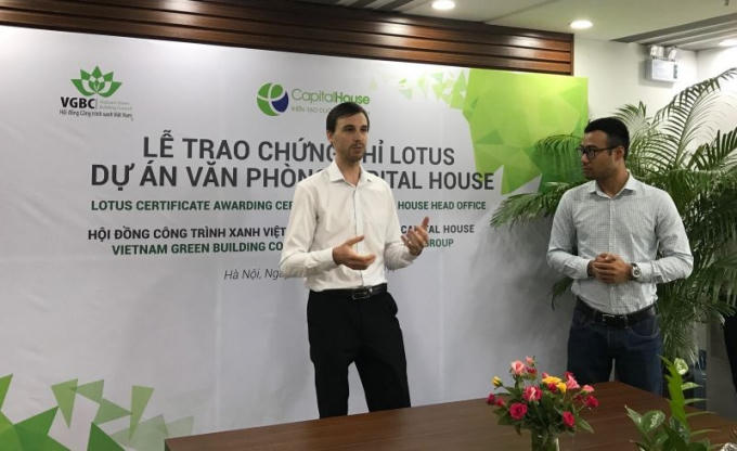 Ông Xavier Leulliette - Giám đốc Ban Đề tài chứng nhận Hội đồng Công trình Xanh Việt Nam (áo trắng) đưa ra những lý do giúp dự án văn phòng Xanh được trao chứng chỉ LOTUS.