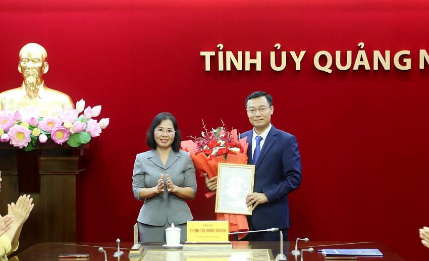 Bà Trịnh Thị Minh Thanh, Phó Bí thư Thường trực Tỉnh ủy, trao quyết định bổ nhiệm ông Nguyễn Thế Lãm, giữ chức vụ Giám đốc, Tổng Biên tập Trung tâm Truyền thông tỉnh. Ảnh :Thu Chung