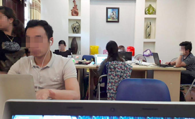 Các “bác sĩ online” đang làm việc bên trong chi nhánh số 9 Liên Cơ.