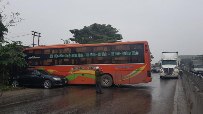 Trước đó, vào 10h45' cùng ngày trên quốc lộ 1A đoạn qua địa bàn huyện Diễn Châu, Nghệ An cũng xảy ra một vụ tai nạn khiến giao thông bị ách tắc.