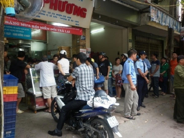 Một khách hàng cho biết, cả chục năm nay họ thường mua bánh ở cửa hàng này, vừa mua về cho gia đình vừa làm quà biếu họ hàng ở quê. Theo vị khách này, từ xưa nay đã quen với hương vị truyền thống nên đến rằm Trung thu là phải mua bằng được bánh ở đây. Ảnh: Như Trường.