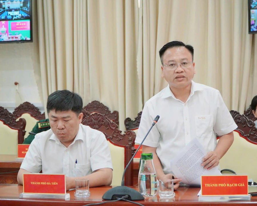 Ông Bùi Phước Châu - Chủ tịch UBND TP. Rạch Giá phát biểu tại Hội nghị