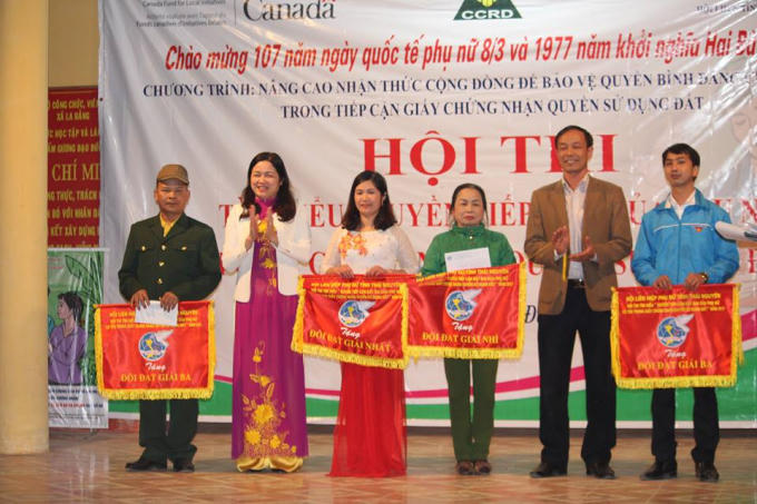 Bà Hứa Thị Châu Giang - Phó Chủ tịch Hội LHPN tỉnh Thái Nguyên (thứ 2 từ trái qua) trao giải cho các đội xuất sắc Hội thi.