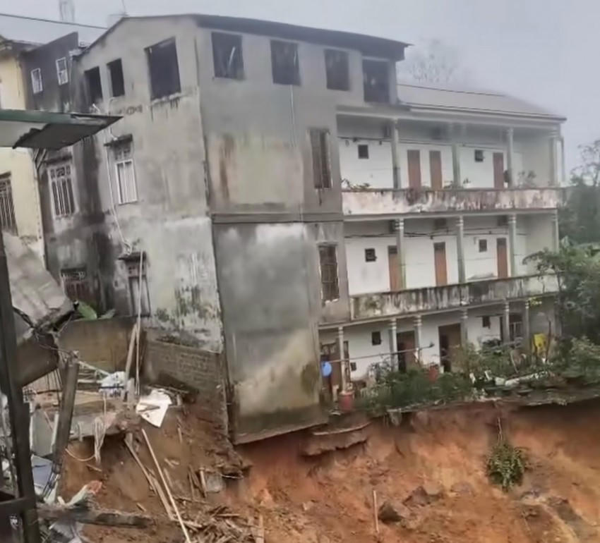 Sạt lở đất tại xã Khe Sanh, tỉnh Quảng Trị.