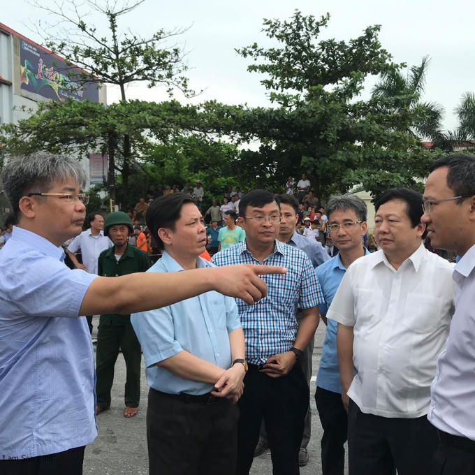 Ngay sau khi nắm bắt được thông tin về vụ tai nạn, ông Nguyễn Văn Thể, Bộ trưởng Bộ Giao thông Vận tải cùng lãnh đạo Ủy ban ATGT Quốc gia đã xuống hiện trường chỉ đạo các cơ quan chức năng của tỉnh Hải Dương khẩn trương khắc phục hậu quả và điều tra nguyên nhân vụ tai nạn.    Trước đó, ông Nguyễn Dương Thái - Phó Bí thư Tỉnh ủy, Chủ tịch UBND tỉnh Hải Dương đã xuống hiện trường trực tiếp chỉ đạo công tác khắc phục hậu quả