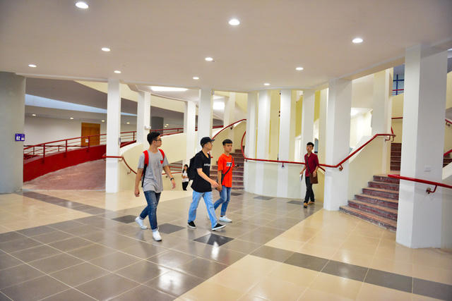 "Trường đẹp như vậy thì sinh viên thích ở trường học nhiều hơn ở nhà rồi. Trốn học chắc cũng ít hơn nhỉ?", bạn Thiều Trang chia sẻ.