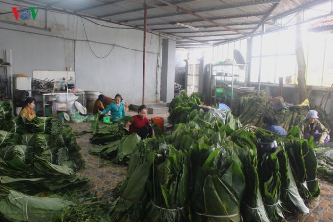 Từ rằm th&aacute;ng Chạp đến đầu th&aacute;ng Gi&ecirc;ng l&agrave; thời điểm m&agrave; c&aacute;c hộ d&acirc;n l&agrave;ng Tranh Kh&uacute;c bận rộn nhất năm.