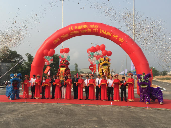 Lãnh đạo thành phố cắt băng khánh thành đường Nguyễn Tất Thành nối dài.
