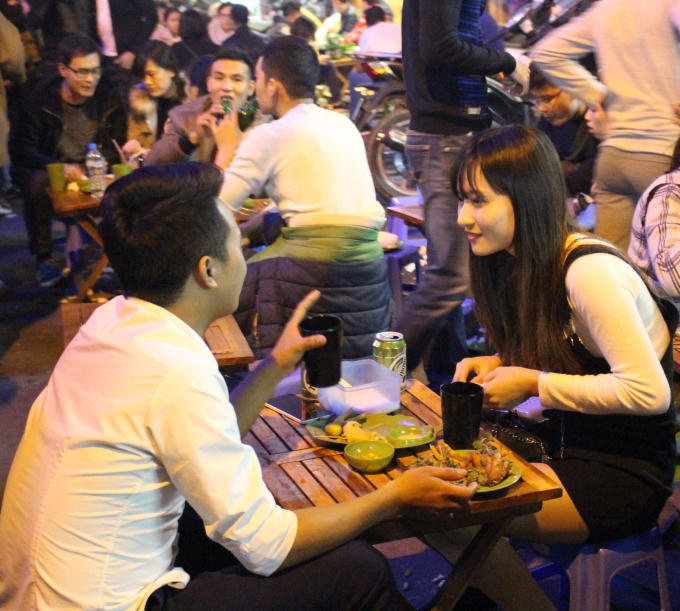 Thay vì chen chúc nhau giữa "biển người" thì nhiều bạn trẻ chọn cách ngồi bên người thân cùng đón chào thời khắc năm mới.