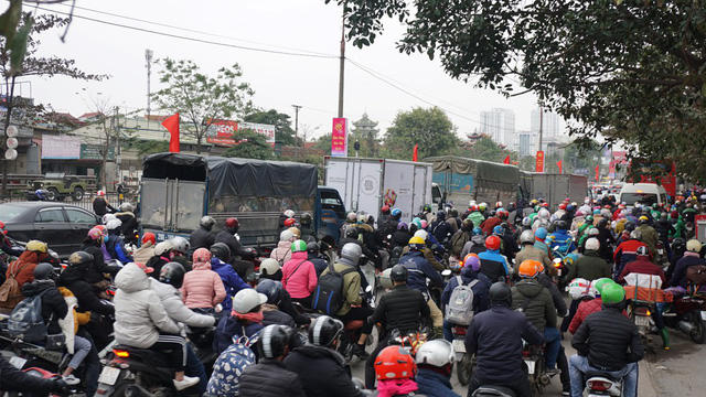 Đường Ngọc Hồi (Thanh Trì, Hà Nội) lúc 16h ngày 1/1 rơi vào tình trạng ùn tắc kéo dài theo hướng Thường Tín - trung tâm Hà Nội.