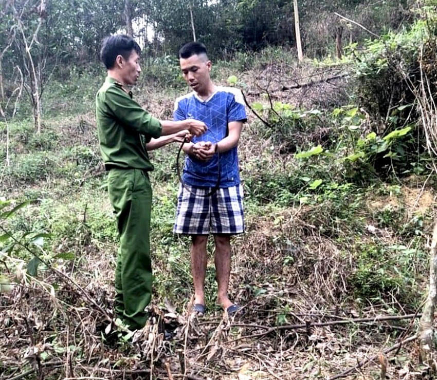 Đối tượng Mai Văn Đệ bị khống chế bắt giữ.