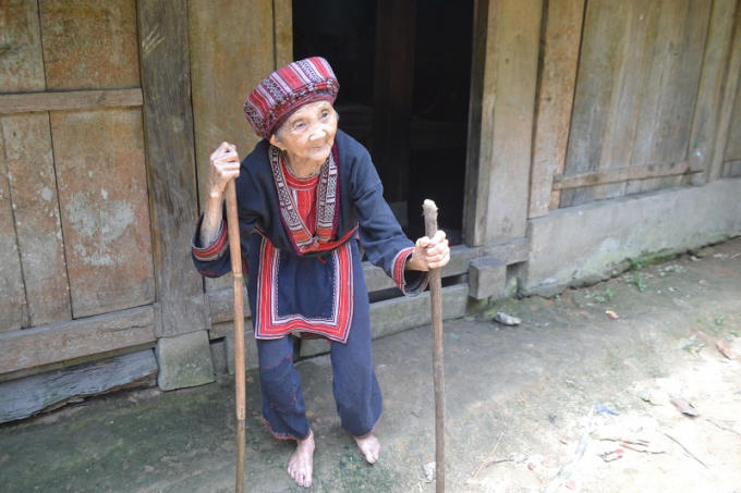 Bà Chản một mực cho rằng con trai bà chết là vì gia đình làm mất tranh. (ảnh: Phàn Giào Họ)