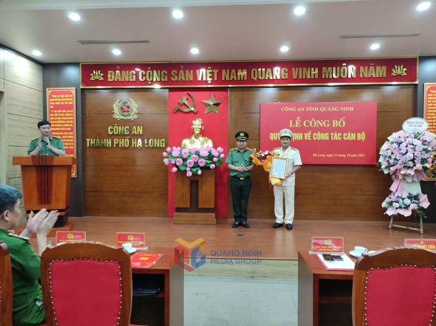 Thiếu tướng Đinh Văn Nơi, Ủy viên Ban Thường vụ Tỉnh ủy, Giám đốc Công an tỉnh trao Quyết định bổ nhiệm, điều động Thượng tá Nguyễn Duy Dũng, Trưởng phòng Cảnh sát Phòng, chống tội phạm về môi trường giữ chức vụ Trưởng Công an TP Hạ Long.