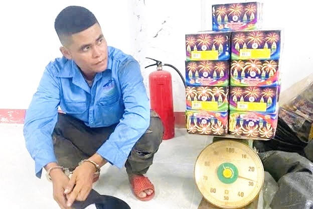Lê Đức Thuận cùng tang vật.