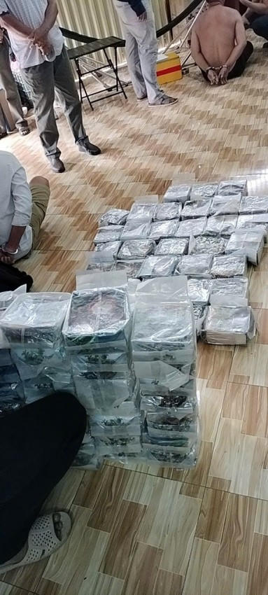 Lượng lớn ma tuý được nhóm đối tượng đóng thành từng khối. Ảnh: C04