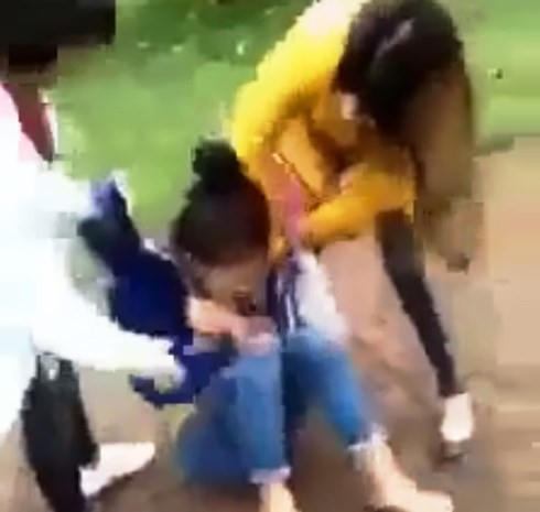 Hình ảnh nữ sinh L. bị đánh hội đồng. (Ảnh cắt từ clip)