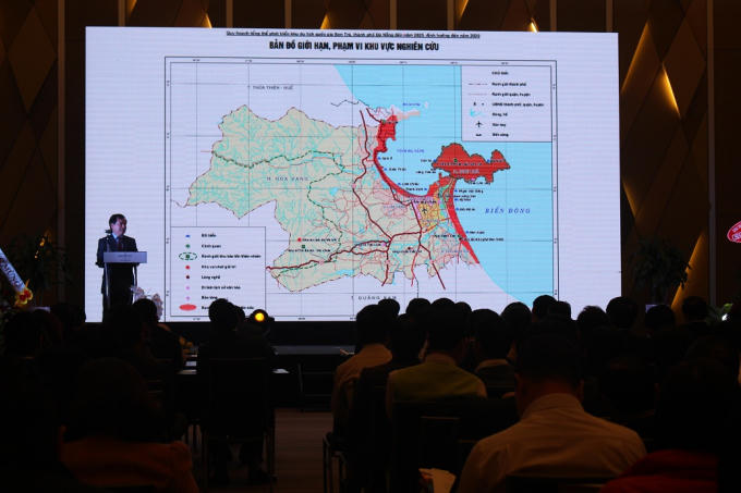 Ông Hà Văn Siêu, Phó Tổng Cục trưởng Tổng cục Du lịch công bố quyết định của Thủ tướng Chính phủ về việc quy hoạch tổng thể phát triển Khu Du lịch quốc gia Sơn Trà.