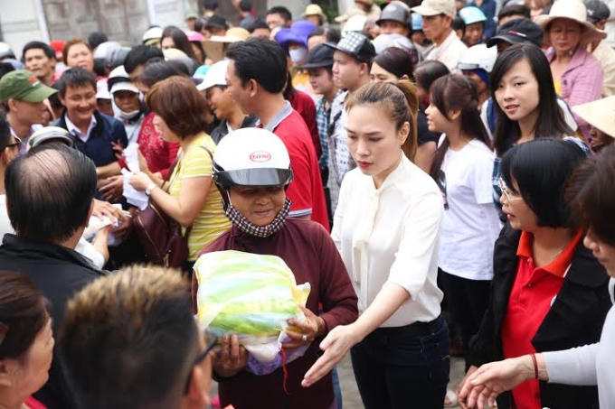 Mỹ Tâm thận trọng trao những phần quà cho bà con nghèo.