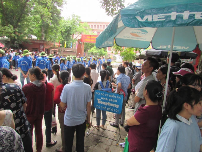 Giây phút chờ đợi thí sinh kết thúc bài thi đầu tiên.