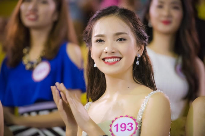 Thí sinh HHVN thích thú khi được sư tử biển hôn má