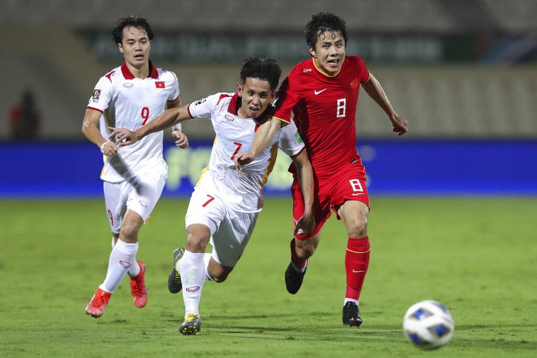 Chủ nhà Trung Quốc (đỏ) quyết định không đăng cai vòng chung kết Asian Cup 2023 (Ảnh: AP).