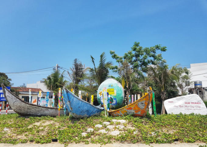 Trải dài trên khắp Việt Nam, nơi đâu cũng có danh lam thắng cảnh tuyệt đẹp, nổi tiếng và hấp dẫn. Nhưng nói về bích họa, có lẽ địa danh thường được nhắc đến và thu hút đông đảo bạn trẻ tới check-in là làng bích họa Tam Thanh. Ngôi làng được ví như cổ tích là điểm nhấn ấn tượng của du lịch Quảng Nam. Ảnh: Tony Lê.