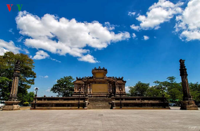 Bia Quốc học trước lúc được trùng tu. Ảnh VOV.