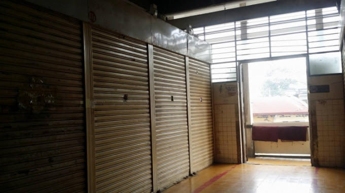 Tiểu thương đóng cửa sạp chờ ngày giải quyết. Ảnh: Bùi My.