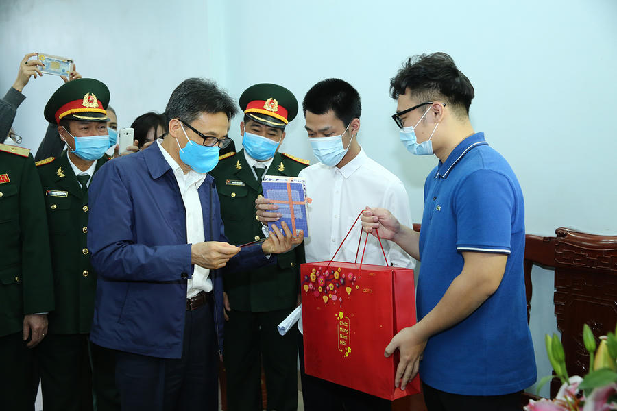 Phó Thủ tướng Vũ Đức Đam chúc Tết hai con trai của anh Nguyễn Văn Tuấn, chị Nguyễn Thị Lịch (người lao động của Nhà máy Z153). Ảnh: VGP/Đình Nam