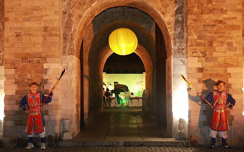 Tour đêm “Giải mã Hoàng thành Thăng Long” lung linh trong ánh đèn về đêm.  (Nguồn: hoangthanhthanglong.com)