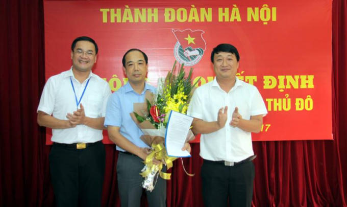 Đồng chí Nguyễn Khánh Bình, UVBCH Trung ương Đoàn, Phó Bí thư Thường trực Thành đoàn và đồng chí Nguyễn Ngọc Việt, UVBCH Trung ương Đoàn, Phó Bí thư Thành đoàn TP Hà Nội trao quyết định và tặng hoa chúc mừng đồng chí Tân Tổng biên tập Nguyễn Mạnh Hưng.