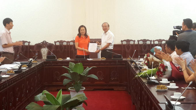 Thứ trưởng Bộ Tư pháp trao quyết định nghỉ hưu cho bà Trần Thị Hương Mai.