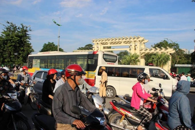 Vụ việc xảy ra khiến cho tuyến đường này ách tắc cục bộ.